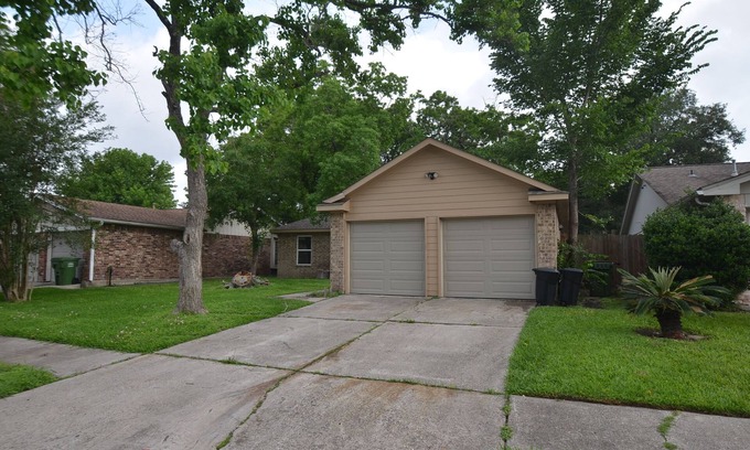Atascocita House | House 3 years old, Close to mall, Restaurants, IAHn