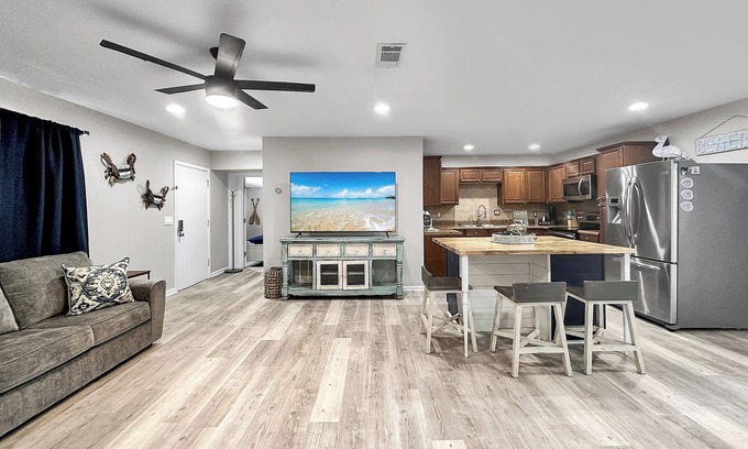 Fort Walton Beach House | House 5 min to Beach, Fire Pit, Deck, Pickleball, Pet Friendly