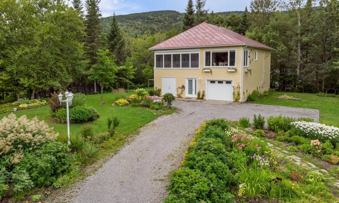 Lac Beauport House | House by the lake