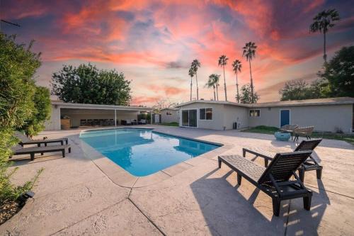 Lakeside House | House by the Lake with pool, hot tub and golf green