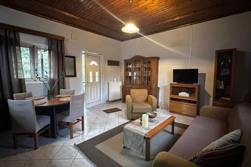 Konitsa Apartment | House by the Mountain