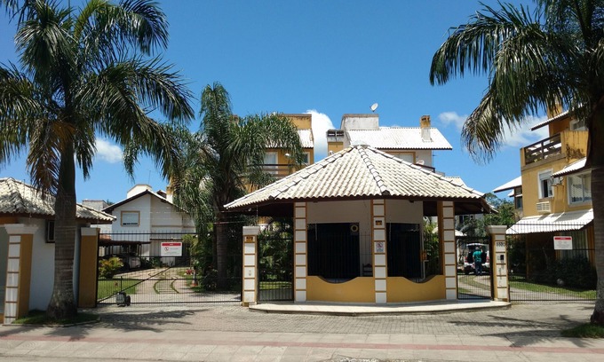 Cachoeira do Bom Jesus House | House condominium 50m from the beach with swimming pool. Available for Easter!