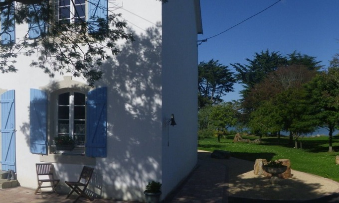 Crozon House | House feet in the water