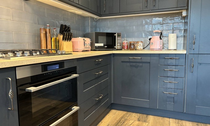 Shoreham-by-Sea House | House few Mins From Beach With hot tub & Sauna