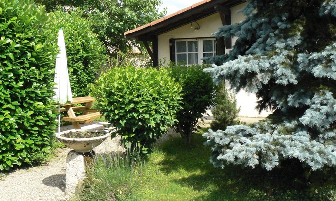 Saint-Hilaire-de-Lusignan House | House in large enclosed garden - pets welcome - quiet and safe