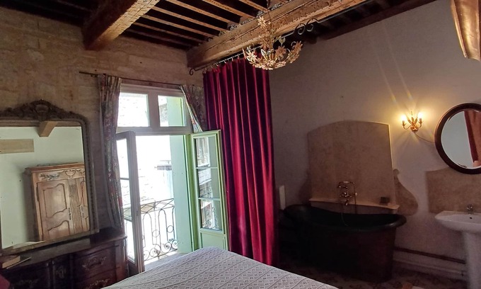 Pezenas Apartment | House, gîte, apartment, private mansion with character historic center Pézenas