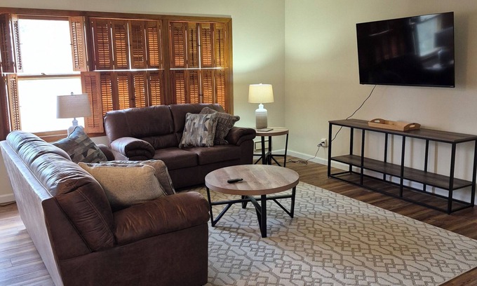 Bismarck House | House in central Bismarck location. Stay at a spacious 4-bedroom house