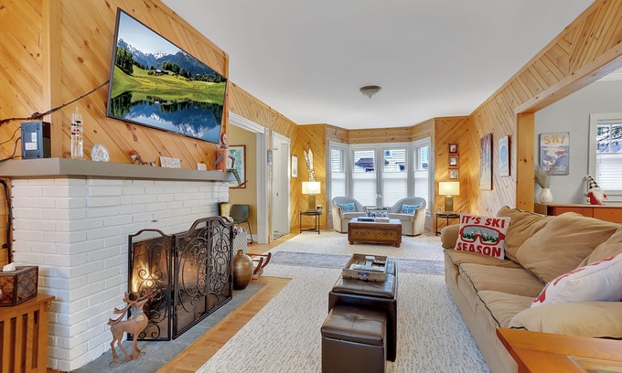 Ellicottville House | House in Ellicottville Village. 1 minute walk to bars, restaurants and shops!