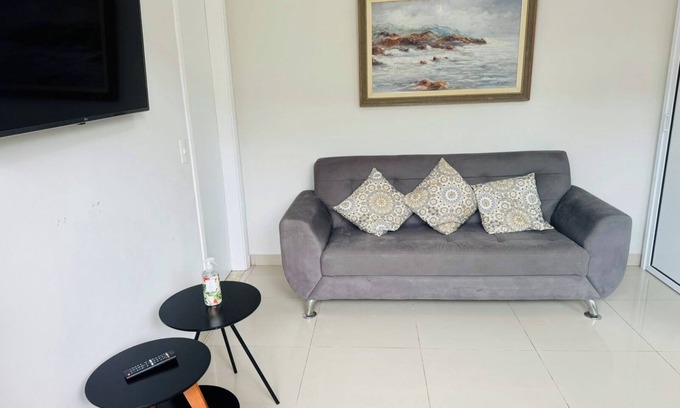 Jardim Virginia House | House in Guarujácwith 3 bedrooms accommodates 10 people very close to the best beach!