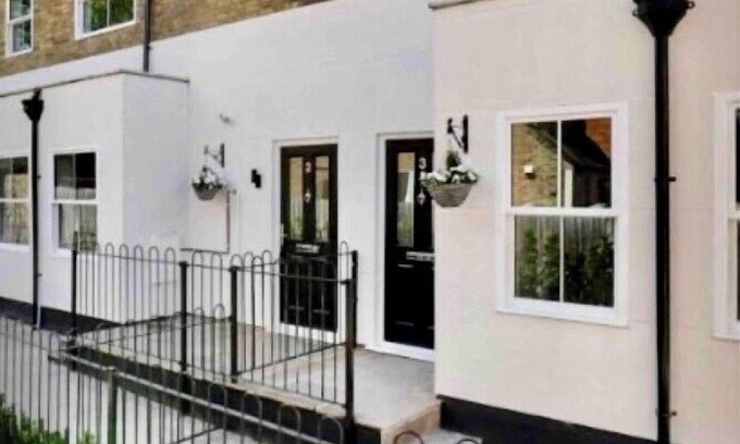 Runnymede House | HOUSE IN PRIVATE MEWS, FREE PARKING. STATION 2 MIN WALK TRAINS 25 MIN TO LONDON