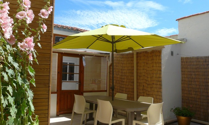 Les Sables d'Olonne House | House near beach and all shops, renovated interior, beautiful interior courtyard