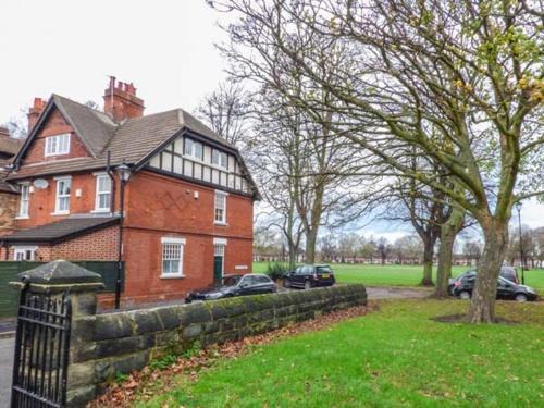 Derby House | House on the Green Spacious-Super location
