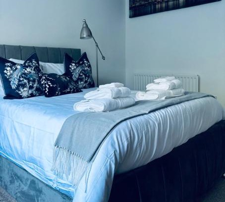 Skelmersdale House | House - Sleeps 6 Hot-tub & Free Parking