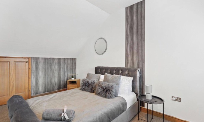 Willesborough House | House - Sleeps 8 - Hot tub - Parking - Garden