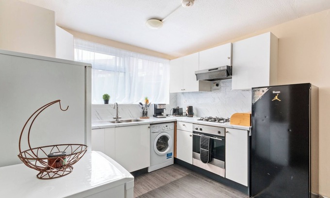 Woolwich House | House - Sleeps up to 10 & Free Parking