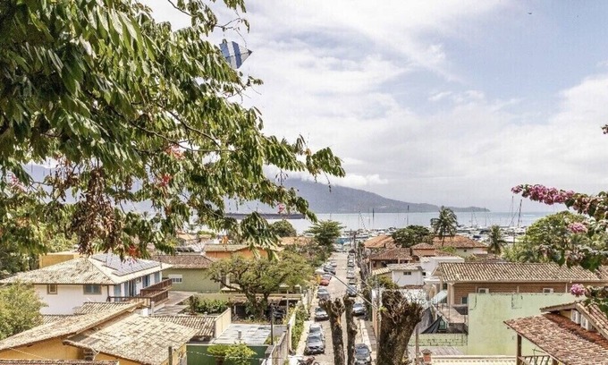 Costa Verde House | House with a beautiful view and a deck overlooking the sea