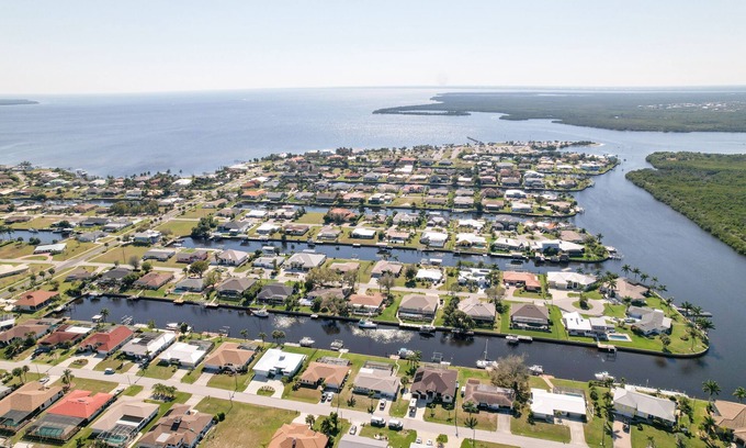 Edgewater House | House With A Boat - Boat, Heated Pool, Kayaks