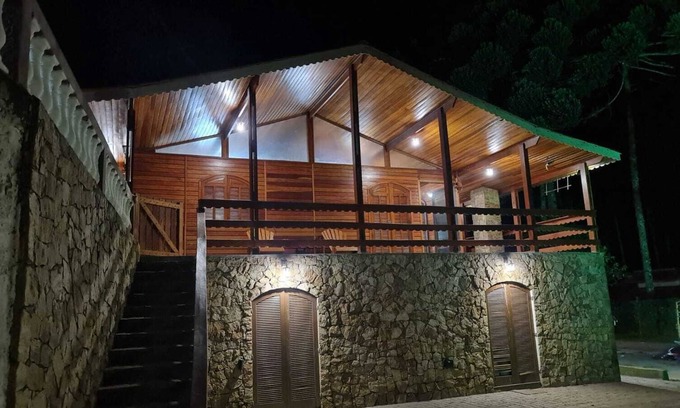 Monte Verde House | House with fireplace and game room