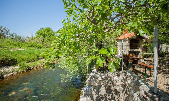 Zrnovnica House | House with large garden, right next to the river