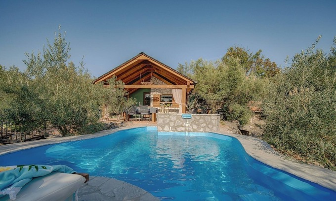 Punat Villa | House with pool and whirlpool. directly by the sea - TRAVELER Reiseburo Krk - ID 2137