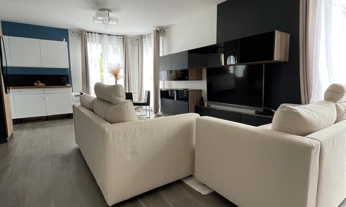 Vert-Saint-Denis House | House With Private Pool