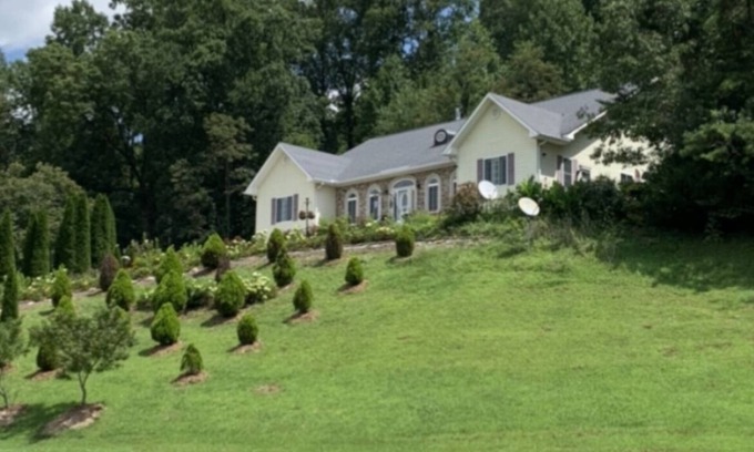 Hendersonville Apartment | House with private apartment, latest appliance,View,flowers, Creekside.