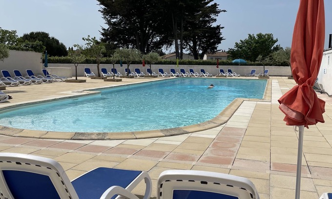 La Flotte House | House with sunny courtyard close to port, shops and beach