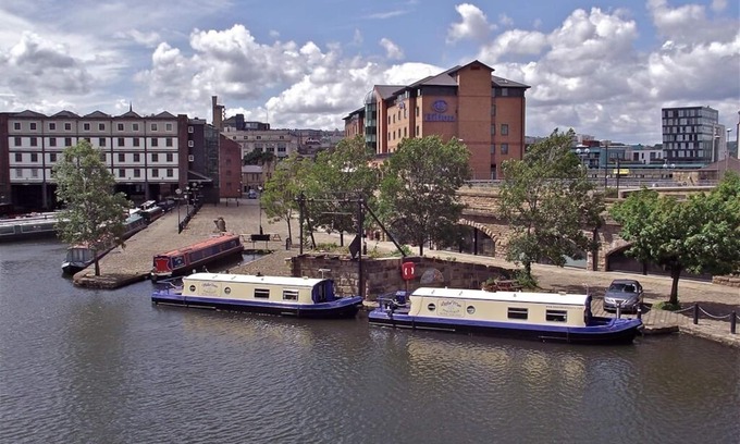Sheffield Boat Rental | Houseboat Hotels