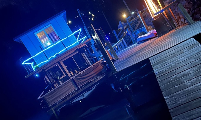 Dixie - Berryhill Boat Rental | HOUSEBOAT on lake Wylie, Beautiful View and Fun.