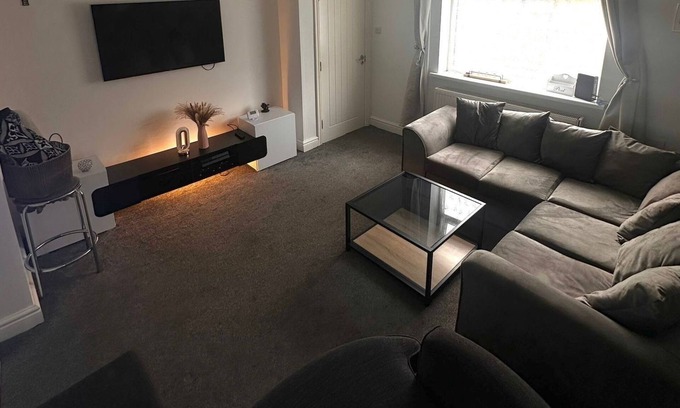 Bradford House | HouseSleeps5-Garden-Parking-PetsOK-Near Locks