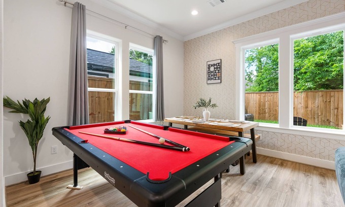 OST - South Union House | Houston's Very Best! Centrally Located Modern Home w/Hot Tub - 5Beds/4Baths