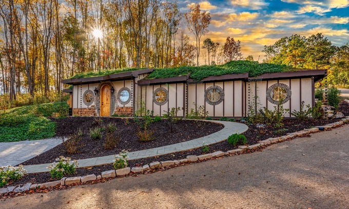 Kodak Cottage | Howards Hollow! Earth Home at The Forgotten Forest!