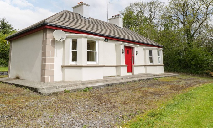 Ballina Cottage | HOWLEY COTTAGE, pet friendly in Crossmolina, County Mayo