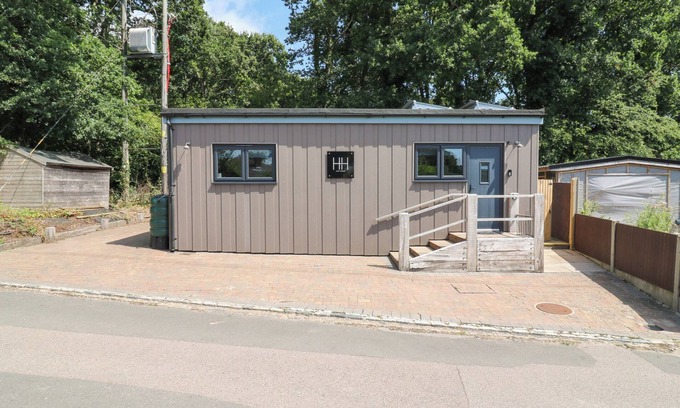 Hastings Cottage | HUB HOUSE, pet friendly, with a garden in Hastings