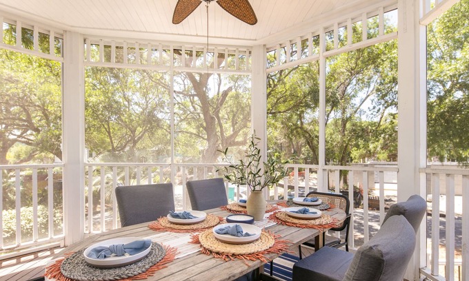 Isle of Palms House | Huckleberry by AvantStay | Classic Charleston Home | Close to Beach