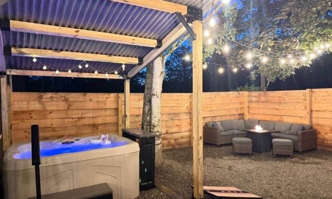 Hudson House | Hudson Hot Tub & Pet Escape