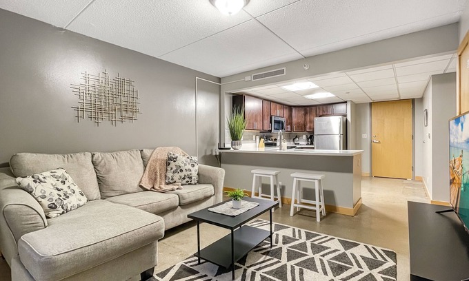 Downtown Des Moines Apartment | HUGE 2BR Apt Next to Wells Fargo -FREE Parking!