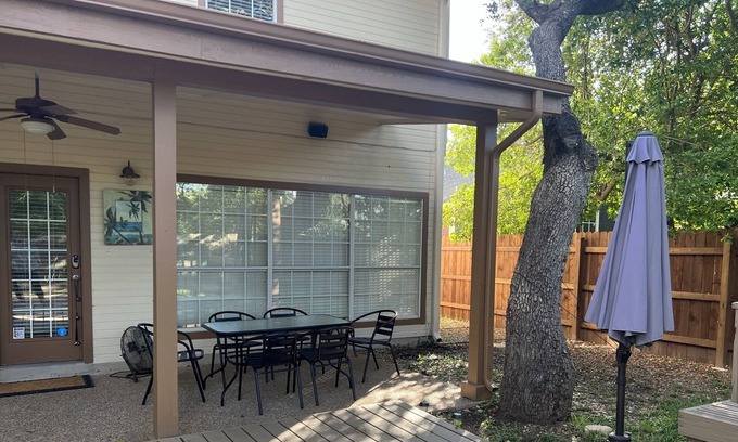 West Oak Hill House | Huge 4 Bedroom House with Pool Table!