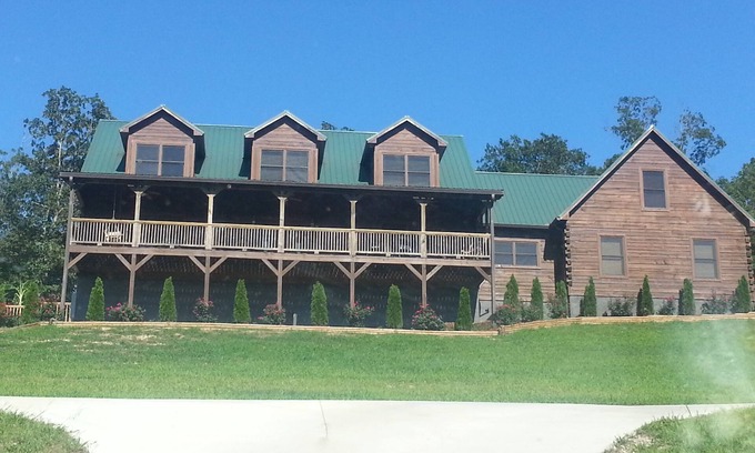 Tunnel Hill Cabin | Huge cabin! Sits on a hillside with unprecedented mountain and sunset views.