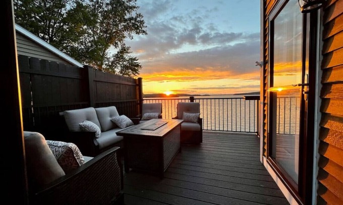 Colchester House | Huge Camp with Private Beach Sunset Views and Beach Toys