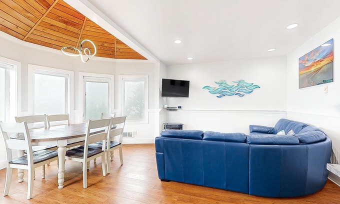 Oceanside House | Huge dog-friendly castle with ocean-view decks 5 minutes to the beach