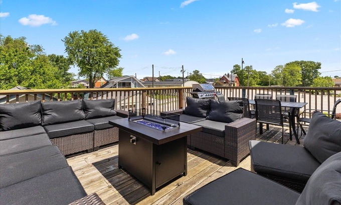 Holy Cross House | Huge Downtown Retreat with Free Parking