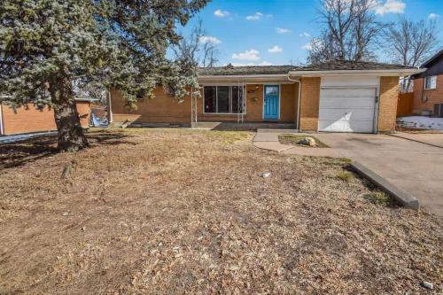Littleton House | Huge family home in Centennial with five bedrooms large yard and plenty of parking