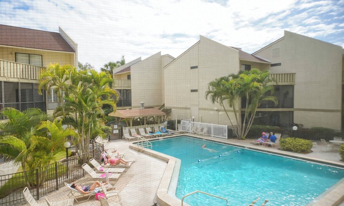Siesta Key Apartment | Huge Heated Pool ❤ Short Walk to the Beach, ride FREE Trolley around the Key!
