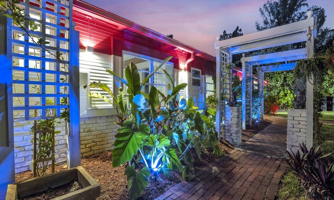 Wilton Manors Villa | Huge Lake Compound | 7BR Private Suites|Frireplace and Entertainment!