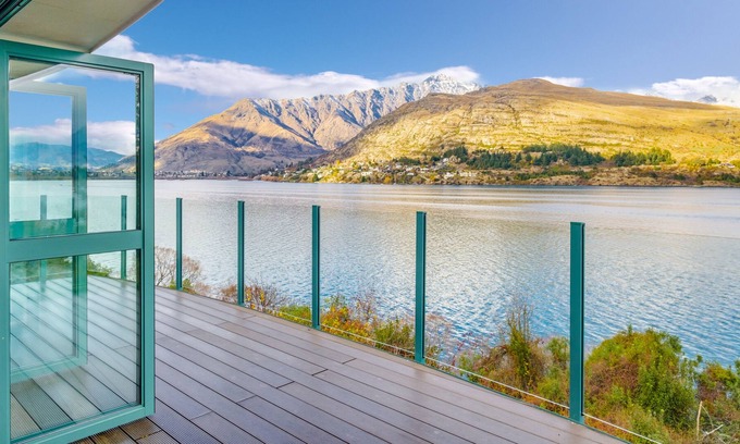 Queenstown Cottage | Huge Lakefront Delight - Queenstown Holiday Home