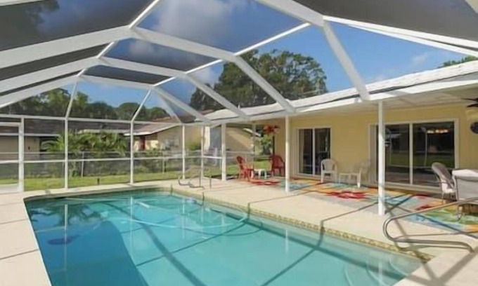 Laurel House | Huge ❤ Pool, Close to Beaches, Restaurants & Shops