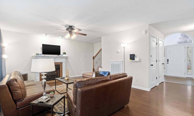 Clarksville House | Huge Yard&Deck! Mins to Airport - Beds on Brewster