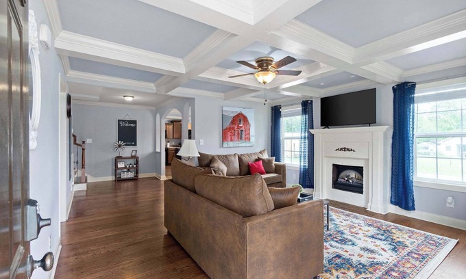 Clarksville House | Huge Yard & Patio, Near Downtown - Sage Cottage
