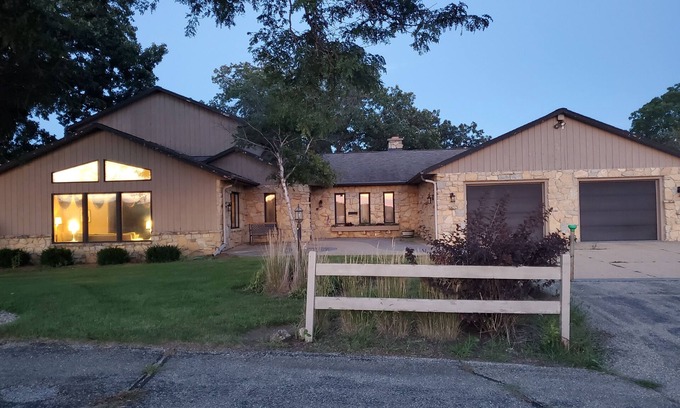 Mount Horeb House | HugeHome.Hottub 2 Stocked Ponds acres of yard. Riverview trails, 14mi to Madison